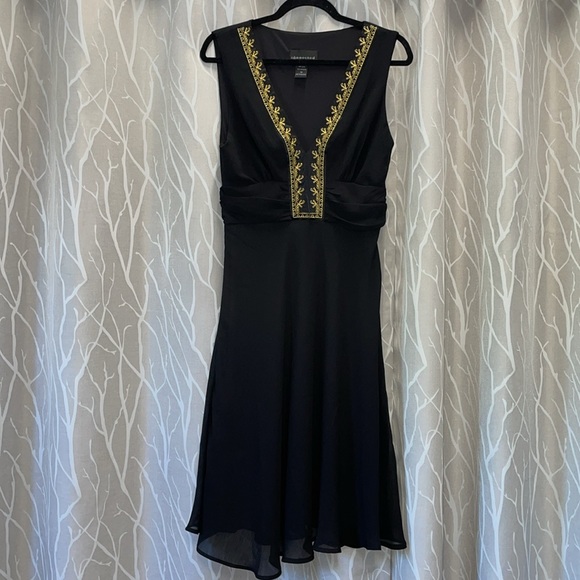 Connected Apparel Elegant Black and Gold Sleeveless Dress Size 10 - Picture 1 of 4